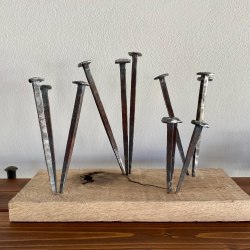 Ručne kované klince s historickým dizajnom v rôznych veľkostiach