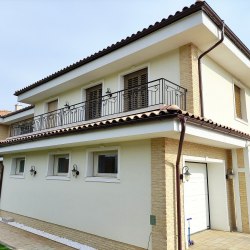 Kované zábradlie na balkóne rodinného domu