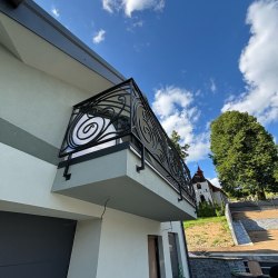 Moderné dizajnové zábradlie na balkóne