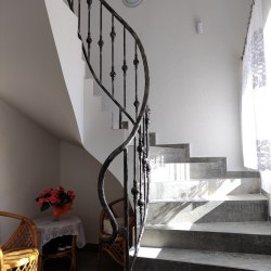Točité kované zábradlie v interiéri rodinného domu 