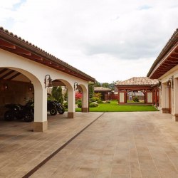 Kované osvetlenie luxusných parkovacích garáží - exteriérové lampy - ručne kované nástenné svietidlá