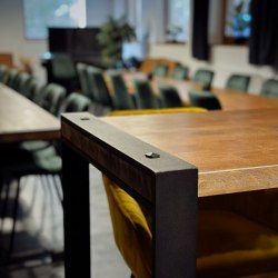 Dizajnový kovový stôl v konferenčnej miestnosti