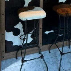 Kované barové stoličky s hovädzou kožou