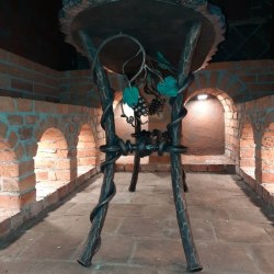 Luxusný ručne kovaný stôl s kameňom vo vínnej pivnici