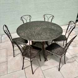 Terasové stoly a stoličky - okrúhly stôl v reštaurácii